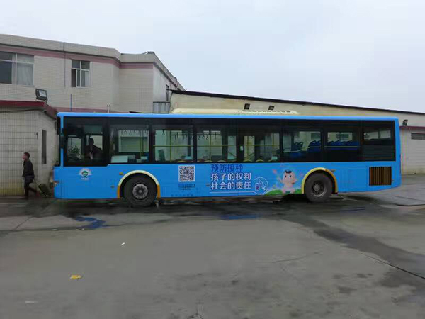 国家卫生计生委疾控局，预防接种、孩子的权利、社会的责任！广州公交车宣传广告！